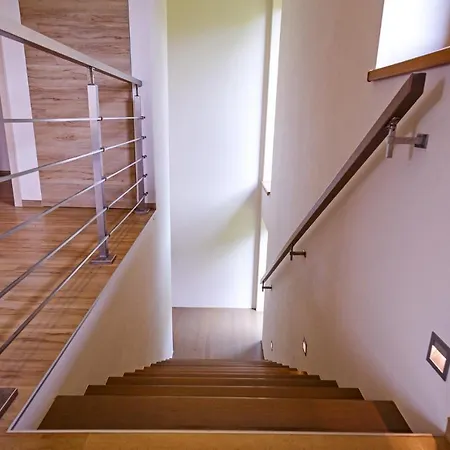 Luxusní Vila Pod Hradem S Velkými Terasami